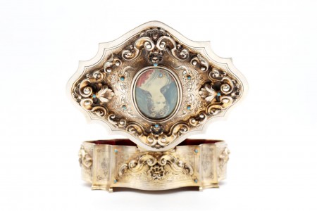 Guarda-jóias em prata com alto relevo, cartela com retrato e interior forrado